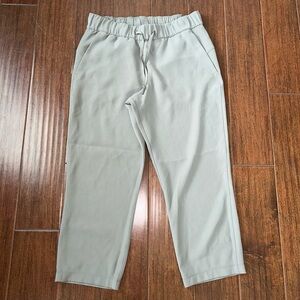 Lululemon On The Fly Crop *Woven 23"
Grey Sage 
Size 8